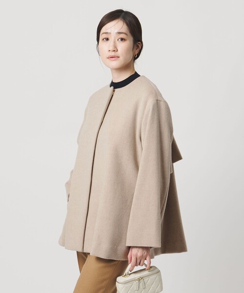 UNITED ARROWS(ユナイテッドアローズ)の「バック フレア ショート コート(その他アウター・レディース・オフホワイト/ブラック/ベージュ・38/36)」の4枚目の写真