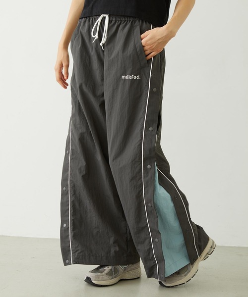MILKFED.（ミルクフェド）の「CUTOUT LOGO TRACK PANTS（その他パンツ・レディース・ライトピンク/ブラック/チャコール・M/S）」の3枚目の写真
