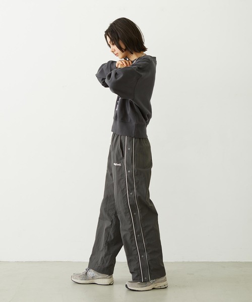 MILKFED.（ミルクフェド）の「CUTOUT LOGO TRACK PANTS（その他パンツ・レディース・ライトピンク/ブラック/チャコール・M/S）」の15枚目の写真