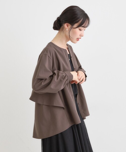 DRESKIP(ドレスキップ)の「【洗濯機可/S-LL】後ろ姿も抜かりなく バックフリルシャツ(シャツ/ブラウス・レディース・オフホワイト/ダークブラウン/チャコールグレー・01/02/03/04)」の14枚目の写真