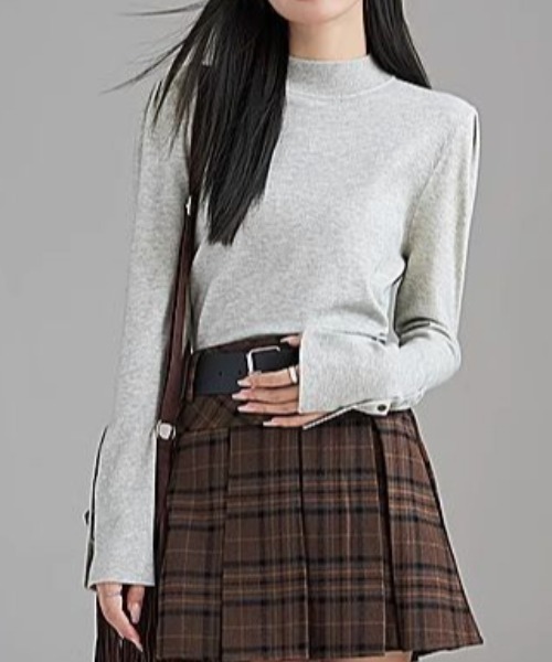 gossip!ロサンゼルス(ゴシップロサンゼルス)の「スリーブボタン モックネックカットソー(Tシャツ/カットソー・レディース・グレー/ブラック・FREE)」の4枚目の写真