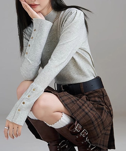 gossip!ロサンゼルス(ゴシップロサンゼルス)の「スリーブボタン モックネックカットソー(Tシャツ/カットソー・レディース・グレー/ブラック・FREE)」の7枚目の写真
