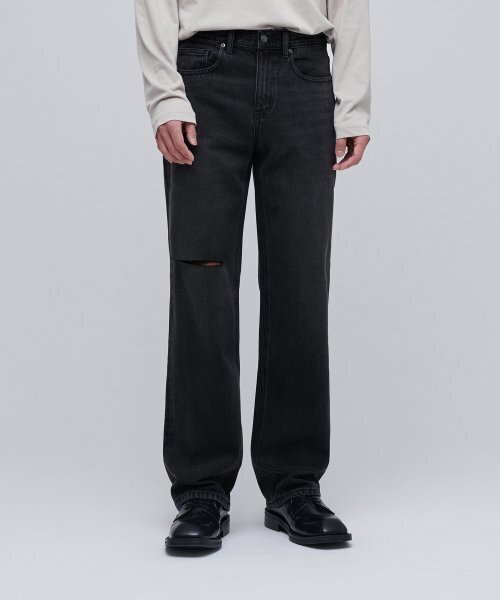 MUSINSA STANDARD（ムシンサスタンダード）の「スラッシュストレートデニムパンツ[ウォッシュドブラック]（デニムパンツ・メンズ・その他・26/27/28/29）」の2枚目の写真