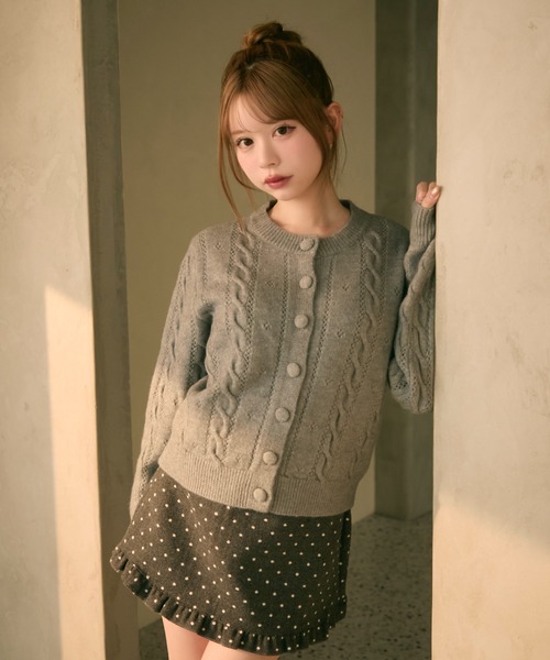 TITTY&CO.（ティティーアンドコー）の「ケーブル編みクルーネックカーディガン（カーディガン/ボレロ・レディース・ピンク/クリーム/グレー・FREE）」の2枚目の写真