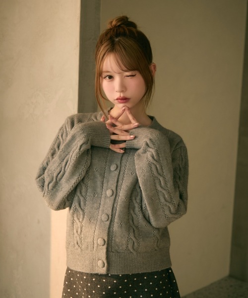 TITTY&CO.（ティティーアンドコー）の「ケーブル編みクルーネックカーディガン（カーディガン/ボレロ・レディース・ピンク/クリーム/グレー・FREE）」の4枚目の写真