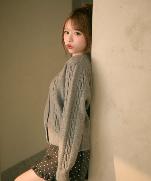 TITTY&CO.（ティティーアンドコー）の「ケーブル編みクルーネックカーディガン（カーディガン/ボレロ・レディース・ピンク/クリーム/グレー・FREE）」の5枚目の写真