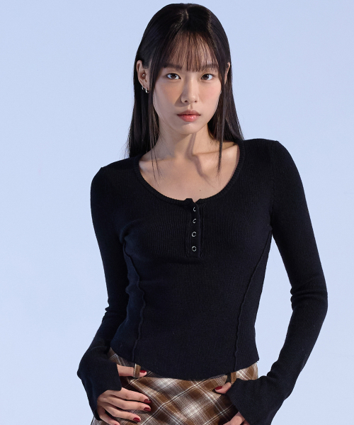 MOAA(モア)の「シームラインボタンニット (ブラック)(ニット/セーター・レディース・その他・SMALL/MEDIUM)」の1枚目の写真