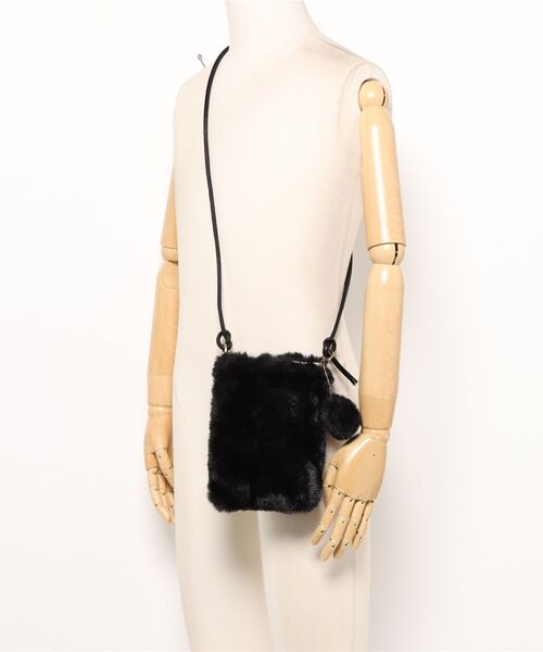 TONE SELECT GOODS（トーンセレクトグッズ）の「【float】ふわふわ ファー チャーム付きミニショルダーバッグ【6色展開】（ショルダーバッグ・レディース・ホワイト/ブラック/グレー/ベージュ/ピンク/ブラウン・FREE）」の17枚目の写真