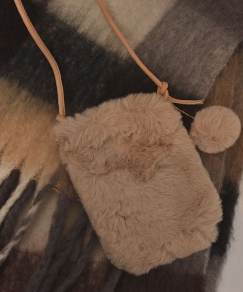 TONE SELECT GOODS（トーンセレクトグッズ）の「【float】ふわふわ ファー チャーム付きミニショルダーバッグ【6色展開】（ショルダーバッグ・レディース・ホワイト/ブラック/グレー/ベージュ/ピンク/ブラウン・FREE）」の5枚目の写真