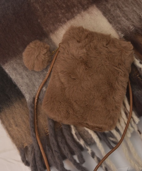 TONE SELECT GOODS（トーンセレクトグッズ）の「【float】ふわふわ ファー チャーム付きミニショルダーバッグ【6色展開】（ショルダーバッグ・レディース・ホワイト/ブラック/グレー/ベージュ/ピンク/ブラウン・FREE）」の4枚目の写真