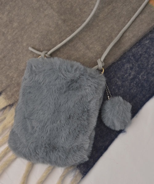 TONE SELECT GOODS（トーンセレクトグッズ）の「【float】ふわふわ ファー チャーム付きミニショルダーバッグ【6色展開】（ショルダーバッグ・レディース・ホワイト/ブラック/グレー/ベージュ/ピンク/ブラウン・FREE）」の3枚目の写真