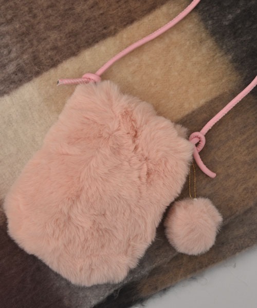 TONE SELECT GOODS（トーンセレクトグッズ）の「【float】ふわふわ ファー チャーム付きミニショルダーバッグ【6色展開】（ショルダーバッグ・レディース・ホワイト/ブラック/グレー/ベージュ/ピンク/ブラウン・FREE）」の6枚目の写真