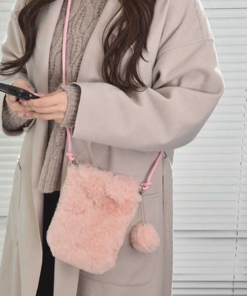 TONE SELECT GOODS（トーンセレクトグッズ）の「【float】ふわふわ ファー チャーム付きミニショルダーバッグ【6色展開】（ショルダーバッグ・レディース・ホワイト/ブラック/グレー/ベージュ/ピンク/ブラウン・FREE）」の12枚目の写真