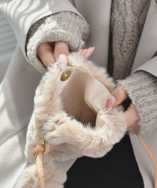 TONE SELECT GOODS（トーンセレクトグッズ）の「【float】ふわふわ ファー チャーム付きミニショルダーバッグ【6色展開】（ショルダーバッグ・レディース・ホワイト/ブラック/グレー/ベージュ/ピンク/ブラウン・FREE）」の13枚目の写真