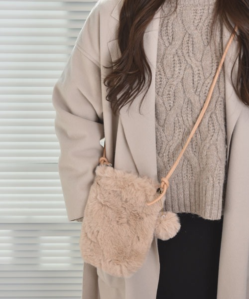 TONE SELECT GOODS（トーンセレクトグッズ）の「【float】ふわふわ ファー チャーム付きミニショルダーバッグ【6色展開】（ショルダーバッグ・レディース・ホワイト/ブラック/グレー/ベージュ/ピンク/ブラウン・FREE）」の22枚目の写真