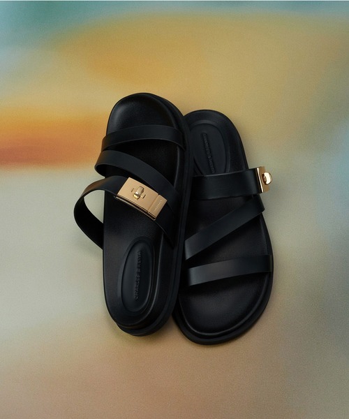 CHARLES & KEITH(チャールズ & キース)の「Aelin エイリン メタリックバックル ストラッピーサンダル(サンダル・レディース・ブラック/ライトブラウン/ホワイト・24.5cm/23.5cm/23cm/22.5cm/25.5cm/25cm)」の2枚目の写真