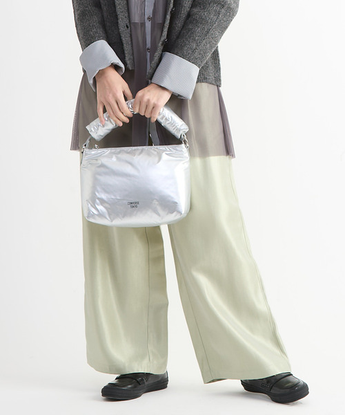 CONVERSE TOKYO(コンバーストウキョウ)の「PADDED SQUARE HAND BAG(ハンドバッグ・レディース・シルバー/ブラック・FREE)」の4枚目の写真