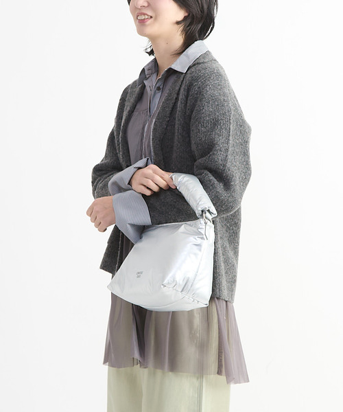 CONVERSE TOKYO(コンバーストウキョウ)の「PADDED SQUARE HAND BAG(ハンドバッグ・レディース・シルバー/ブラック・FREE)」の5枚目の写真