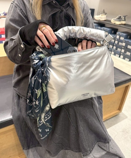 CONVERSE TOKYO(コンバーストウキョウ)の「PADDED SQUARE HAND BAG(ハンドバッグ・レディース・シルバー/ブラック・FREE)」の1枚目の写真