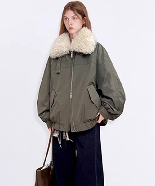 Fano Studios（ファノ ストゥディオズ）の「フェイクファーカラー 襟ベルト ワークウェアダウンジャケット FC26W030【Fano Studios】【2025AW】（ミリタリージャケット・レディース・カーキ・S/M/L）」の2枚目の写真