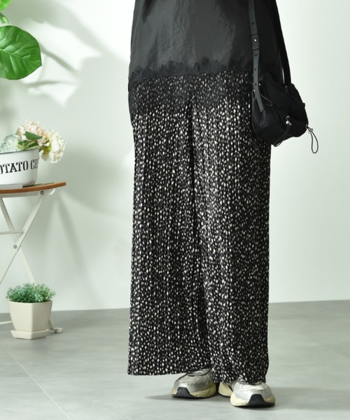 INTERPLANET（インタープラネット）の「カットスムース柄アソートプリーツパンツ（その他パンツ・レディース・オフホワイト/ブラウン/ブラック・FREE）」の2枚目の写真