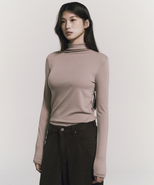 NICK&NICOLE（ニックアンドニコール）の「[ESSENTIAL] HIGH NECK SLIM TOP_BEIGE（Tシャツ/カットソー・レディース・その他・FREE）」の2枚目の写真