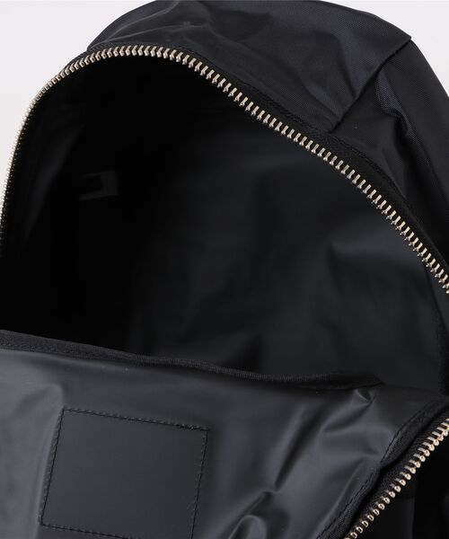 MARC JACOBS（マークジェイコブス）の「THE BIKER NYLON LARGE BACKPACK/ザ バイカー ナイロン ラージ バックパック（バックパック/リュック・レディース・ブラック・ONE SIZE）」の9枚目の写真