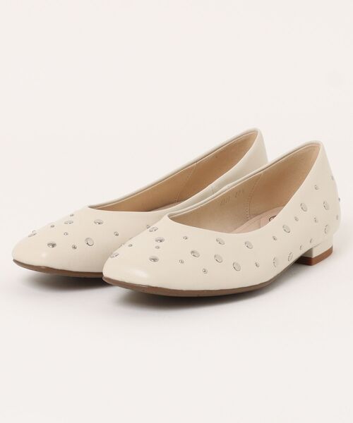UnReef(アンリーフ)の「スタッズカッターパンプス(パンプス・レディース・ブラック/アイボリー・22.5cm/23.0cm/23.5cm/24.0cm)」の2枚目の写真