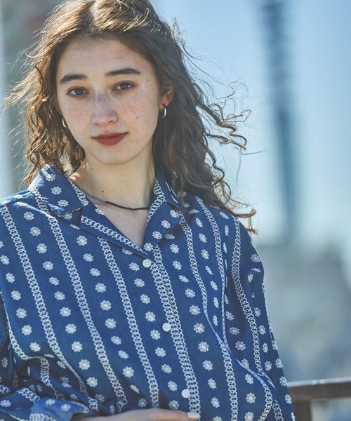 GEORGE'S(ジョージズ)の「デニム刺繍シャツ(シャツ/ブラウス・レディース・ブルー・FREE)」の6枚目の写真