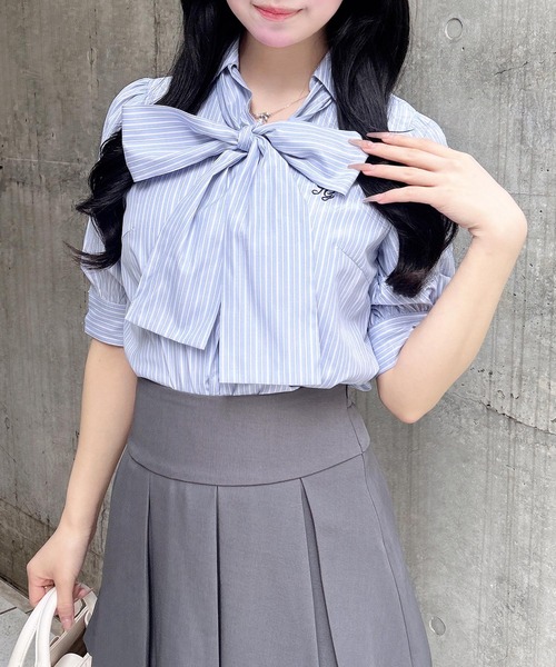 INGNI（イング）の「胸刺繍ボウタイ半袖ブラウス（シャツ/ブラウス・レディース・ブルー系1/ピンク/オフホワイト/サックスブルー/ブルー系8・M）」の4枚目の写真