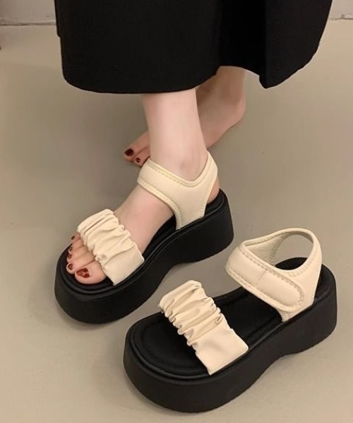 Teem Store(チームストア)の「ギャザーベルトデザイン厚底サンダル(サンダル・レディース・ブラック/アイボリー・M/L)」の1枚目の写真