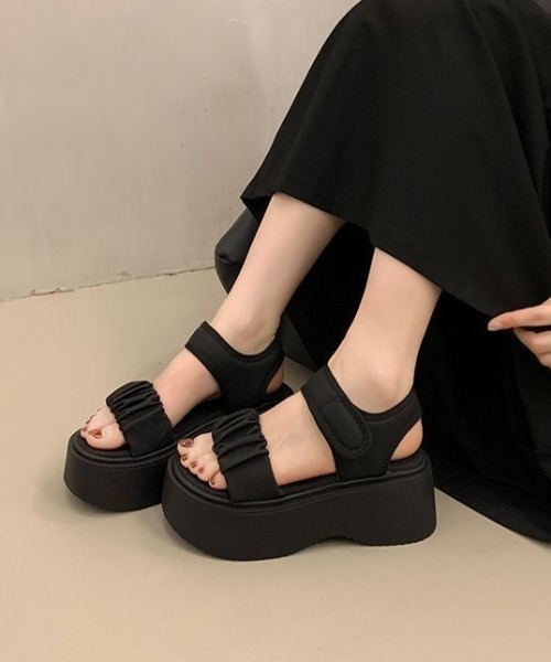 Teem Store(チームストア)の「ギャザーベルトデザイン厚底サンダル(サンダル・レディース・ブラック/アイボリー・M/L)」の2枚目の写真