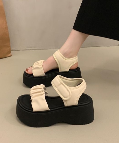 Teem Store(チームストア)の「ギャザーベルトデザイン厚底サンダル(サンダル・レディース・ブラック/アイボリー・M/L)」の8枚目の写真