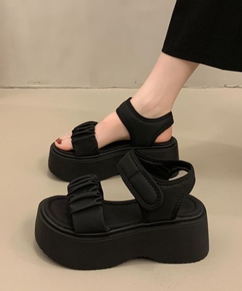 Teem Store(チームストア)の「ギャザーベルトデザイン厚底サンダル(サンダル・レディース・ブラック/アイボリー・M/L)」の4枚目の写真