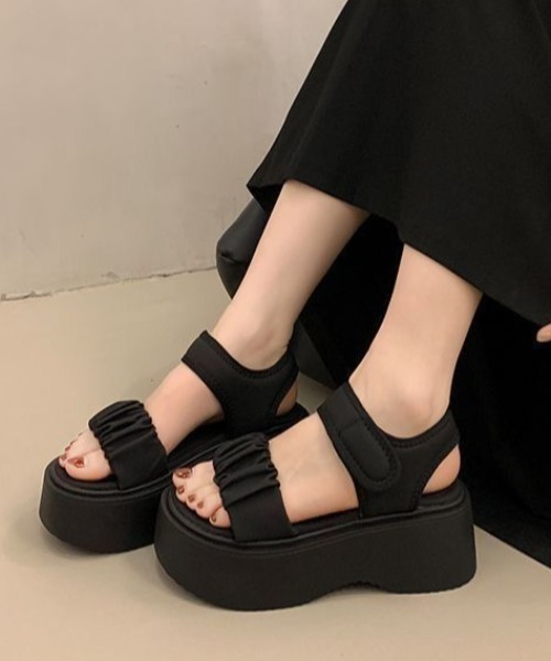 Teem Store(チームストア)の「ギャザーベルトデザイン厚底サンダル(サンダル・レディース・ブラック/アイボリー・M/L)」の3枚目の写真