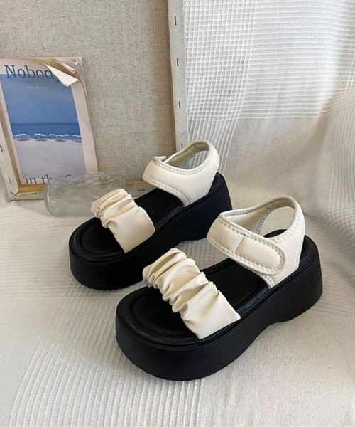 Teem Store(チームストア)の「ギャザーベルトデザイン厚底サンダル(サンダル・レディース・ブラック/アイボリー・M/L)」の11枚目の写真