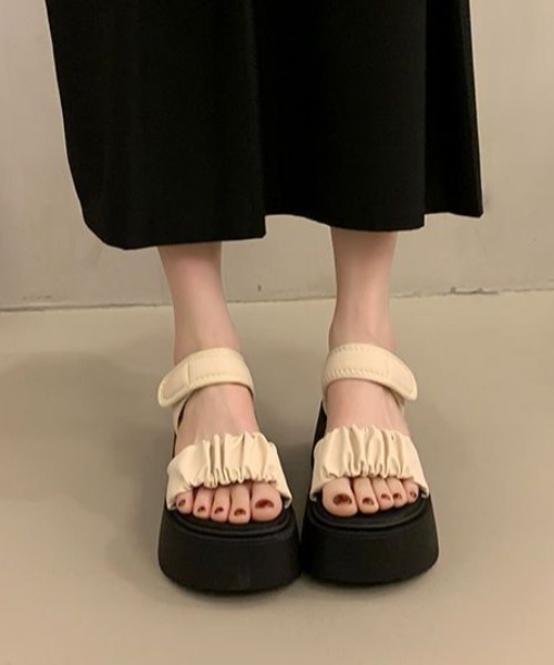 Teem Store(チームストア)の「ギャザーベルトデザイン厚底サンダル(サンダル・レディース・ブラック/アイボリー・M/L)」の9枚目の写真