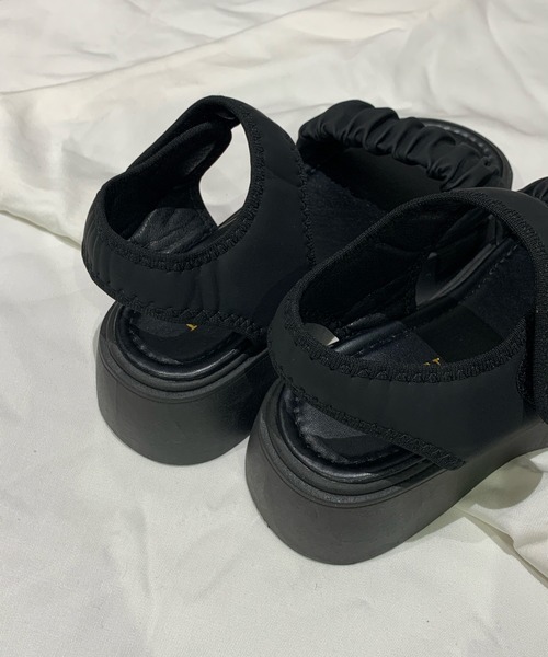 Teem Store(チームストア)の「ギャザーベルトデザイン厚底サンダル(サンダル・レディース・ブラック/アイボリー・M/L)」の12枚目の写真
