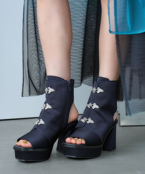 HARE（ハレ）の「【4サイズ展開！一部WEB限定】メタルチャイナパーツブーサン（サンダル・レディース・ブラック/ネイビー/レッド・SMALL/MEDIUM/LARGE/X-LARGE）」の2枚目の写真