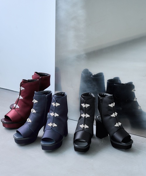 HARE（ハレ）の「【4サイズ展開！一部WEB限定】メタルチャイナパーツブーサン（サンダル・レディース・ブラック/ネイビー/レッド・SMALL/MEDIUM/LARGE/X-LARGE）」の4枚目の写真