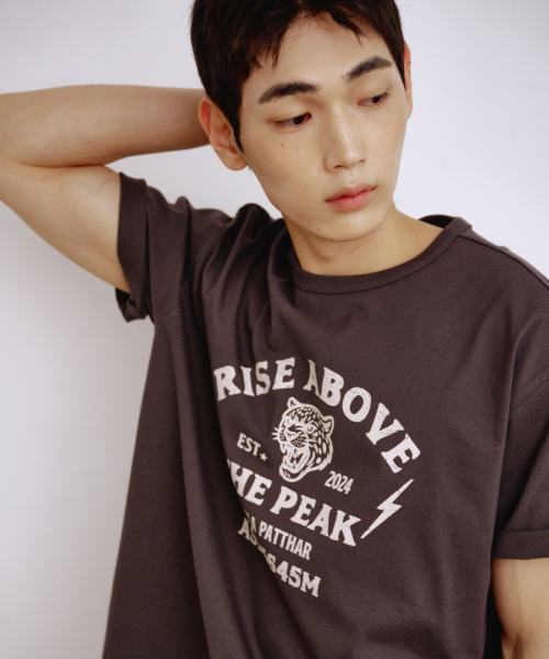 KALAPATTHAR(カラパタール)の「KP SLOGAN TIGER GRAPHIC SHORT-SLEEVED T-SHIRT - GREY(Tシャツ/カットソー・メンズ・その他・MEDIUM/LARGE/X-LARGE)」の2枚目の写真