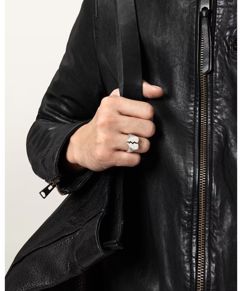 ALLSAINTS(オールセインツ)の「BROKEN HEART STERLING SILVER RING | ブロークン ハート スターリング シルバー リング(リング・メンズ・シルバー・S/M)」の2枚目の写真