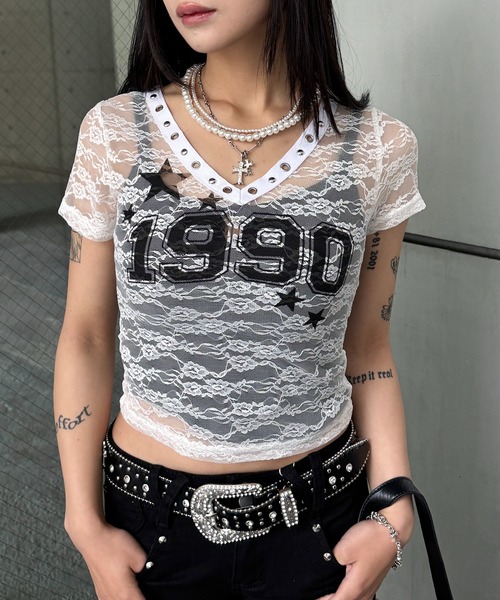 lilful（リルフル）の「【26年春夏新作】Y2K ナンバリングデザイン スタッズ&アイレットアクセント シアーレーストップス（Tシャツ/カットソー・レディース・ブラック/ホワイト・F）」の3枚目の写真