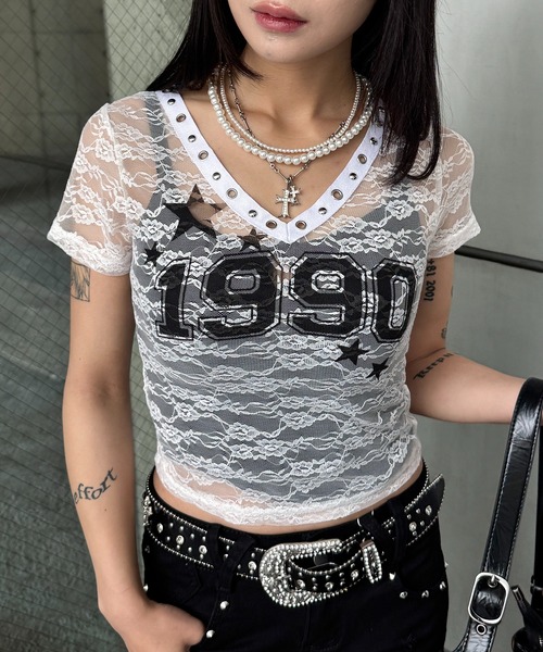 lilful（リルフル）の「【26年春夏新作】Y2K ナンバリングデザイン スタッズ&アイレットアクセント シアーレーストップス（Tシャツ/カットソー・レディース・ブラック/ホワイト・F）」の4枚目の写真