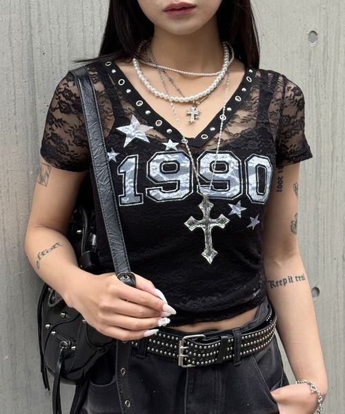 lilful（リルフル）の「【26年春夏新作】Y2K ナンバリングデザイン スタッズ&アイレットアクセント シアーレーストップス（Tシャツ/カットソー・レディース・ブラック/ホワイト・F）」の6枚目の写真