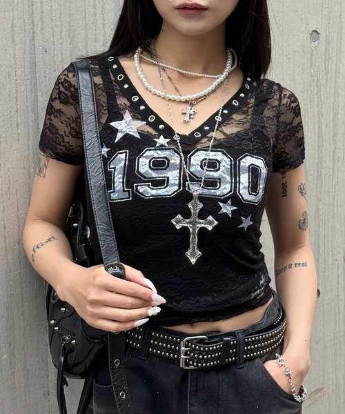 lilful（リルフル）の「【26年春夏新作】Y2K ナンバリングデザイン スタッズ&アイレットアクセント シアーレーストップス（Tシャツ/カットソー・レディース・ブラック/ホワイト・F）」の7枚目の写真