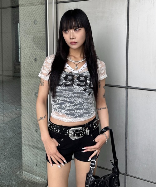 lilful（リルフル）の「【26年春夏新作】Y2K ナンバリングデザイン スタッズ&アイレットアクセント シアーレーストップス（Tシャツ/カットソー・レディース・ブラック/ホワイト・F）」の5枚目の写真