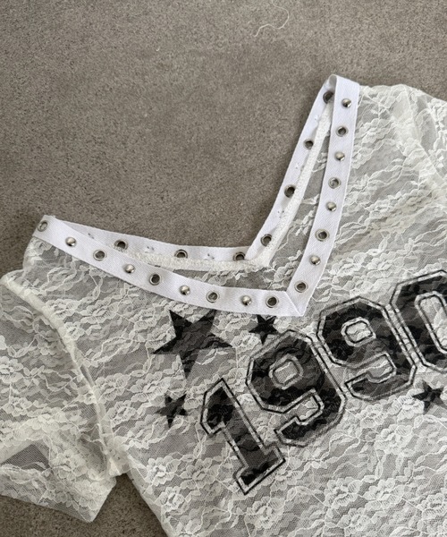 lilful（リルフル）の「【26年春夏新作】Y2K ナンバリングデザイン スタッズ&アイレットアクセント シアーレーストップス（Tシャツ/カットソー・レディース・ブラック/ホワイト・F）」の10枚目の写真