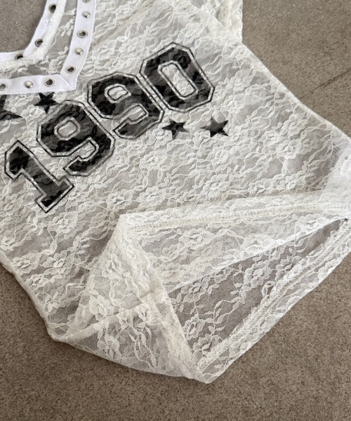 lilful（リルフル）の「【26年春夏新作】Y2K ナンバリングデザイン スタッズ&アイレットアクセント シアーレーストップス（Tシャツ/カットソー・レディース・ブラック/ホワイト・F）」の11枚目の写真