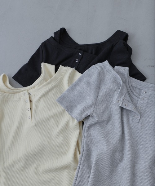 COLONY 2139（コロニートゥーワンスリーナイン）の「テレコレイヤードヘンリーネック半袖Tシャツ（Tシャツ/カットソー・レディース・グレー/ブラック/イエロー・FREE）」の4枚目の写真